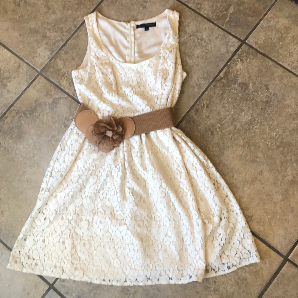 Women’s/junior cream lace dress